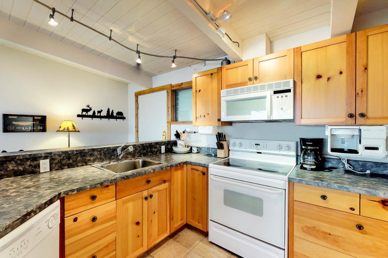 Many Springs Lakefront Condos Bigfork Camera foto